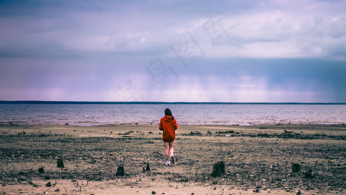 海滩女生背影图片