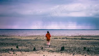 海滩女生背影图片