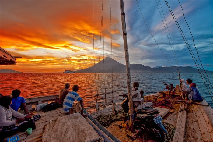 坐在船上看日落的人