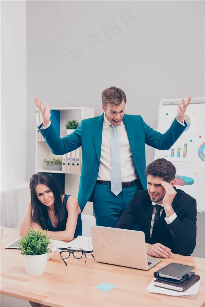 蓝色西服男子面对两位同事双手摊开的高清摄影图片