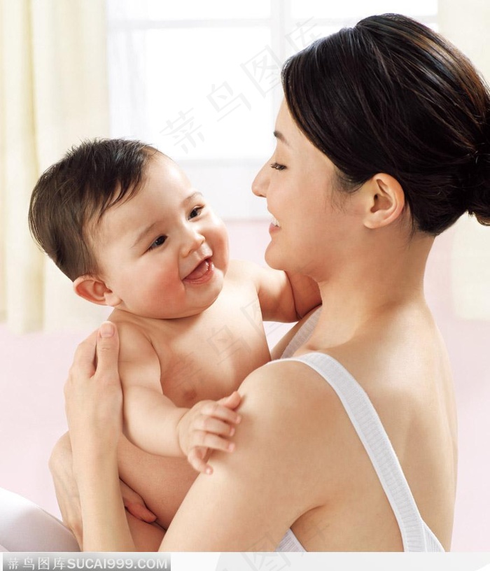 母亲节素材-抱着可爱宝宝的母亲