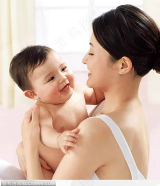 母亲节素材-抱着可爱宝宝的母亲