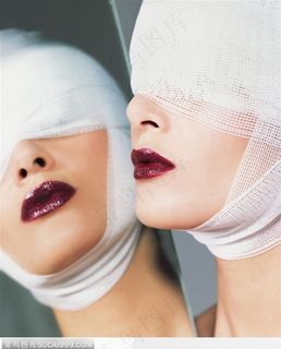 裹着纱布镜子前的外国女性