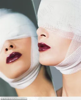裹着纱布镜子前的外国女性 裹着纱布镜子前的外国女性