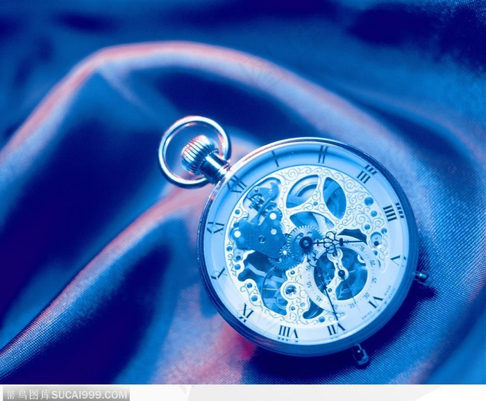 蓝色灯光下的石英怀表