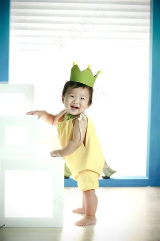 头戴王冠的可爱幼儿