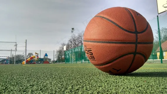 操场篮球特写图片 操场篮球特写图片