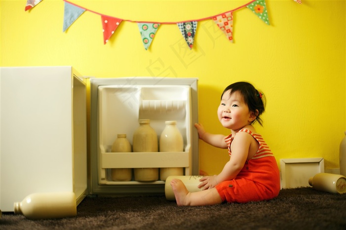 打开小冰箱的可爱幼儿