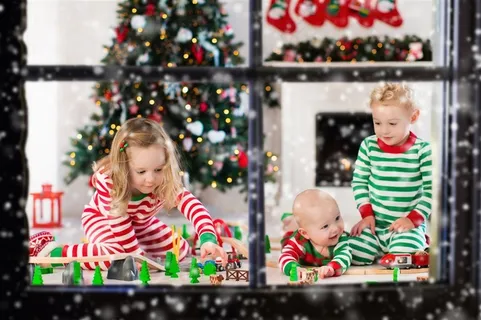 穿条纹的可爱小孩