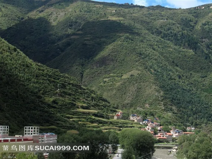 高山下的城镇马尔康旅游风光图片素材