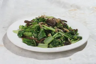 山蘑虾皮炒小白菜  