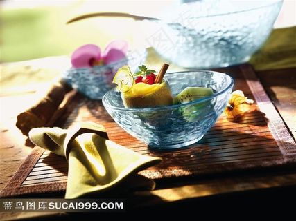 餐桌上的蓝色玻璃沙拉碗和蛋糕高清摄影图