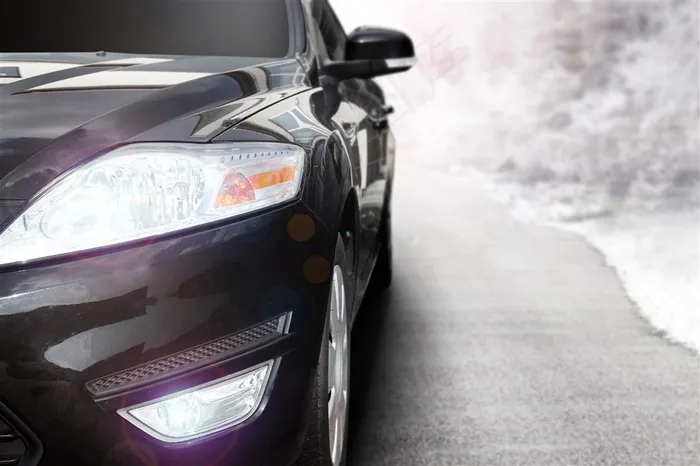 公路上的小车照片