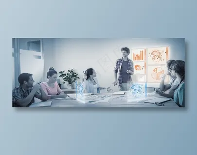 在会议在做方案展示的工作人员高清摄影图片