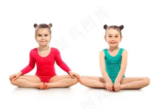两个穿着连体舞蹈服的小女孩高清图片