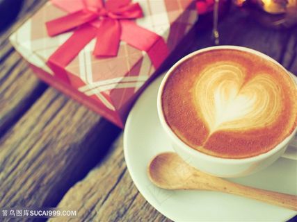 爱心拉花咖啡杯和礼物图片