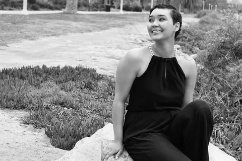 黑白美女短发发型图片