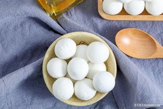 白色紫薯汤圆图片