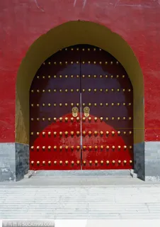 古代拱形的红色大门图片