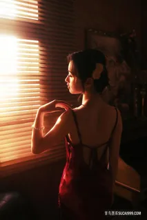 穿着红色吊带裙的京京美女131高清图片大全