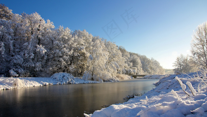 雪地河流