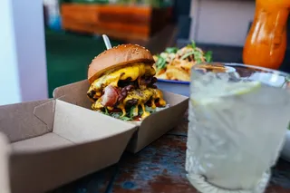 黄色美味汉堡摄影素材