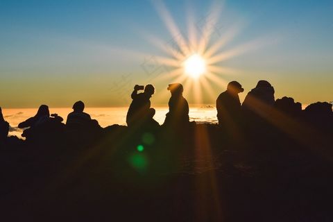 日落海边人物剪影图片