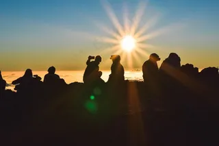 日落海边人物剪影图片