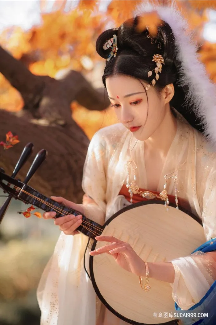弹琵琶的古装清纯女子图片