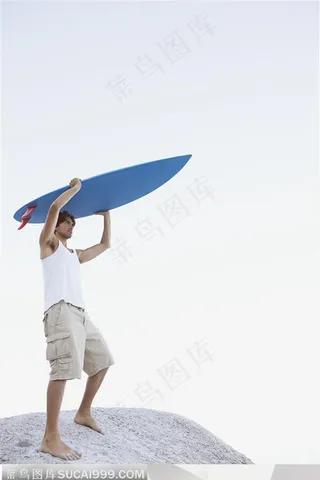 把蓝色冲浪板举在头顶的外国男人