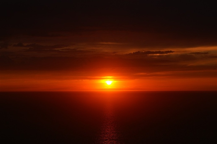 唯美的海上日落图