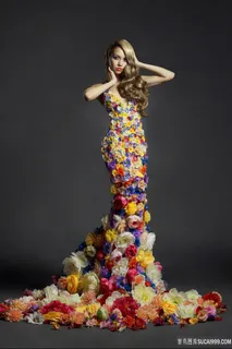 穿着百花裙的欧美性感女郎人体写真图片