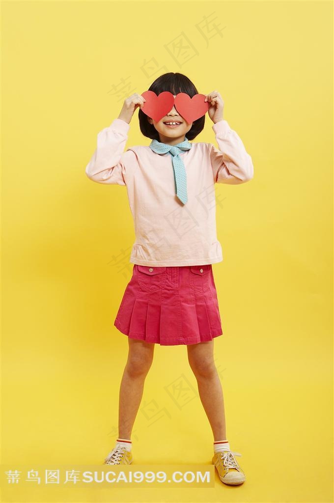 心形遮眼的女孩摄影素材