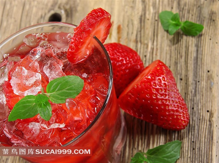木桌上的冰镇薄荷草莓鸡尾酒高清图片素材