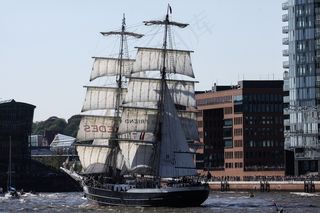 白色帆船航行图片