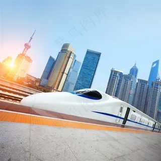 动车与城市建筑高清图片