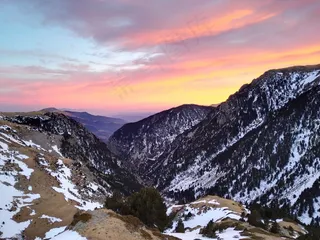 黄昏雪山美景图片
