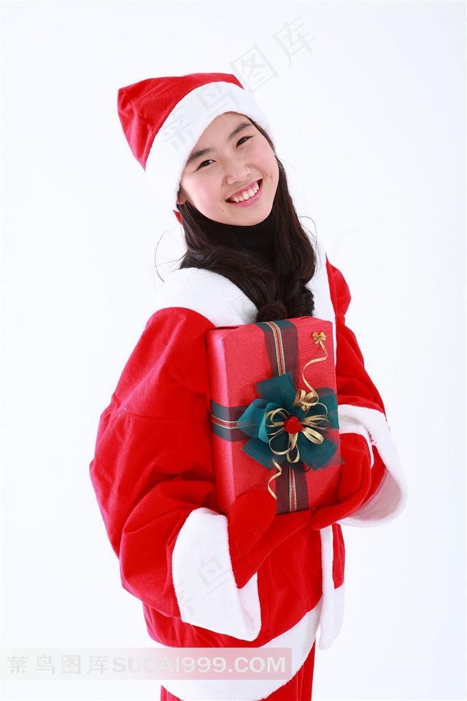 甜美微笑拿礼物的圣诞宝贝