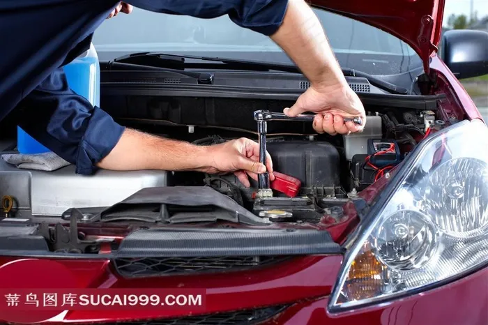 汽车修理系列 - 正在动手修理汽车的男子