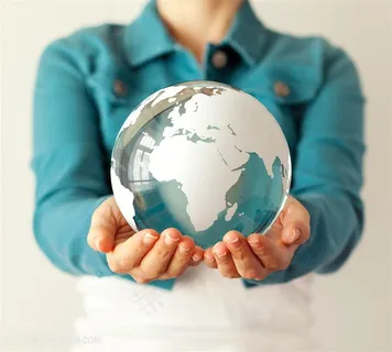 生态环保女士手捧地球图片