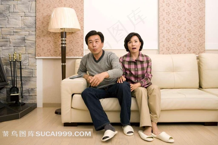 坐在沙发上的夫妻