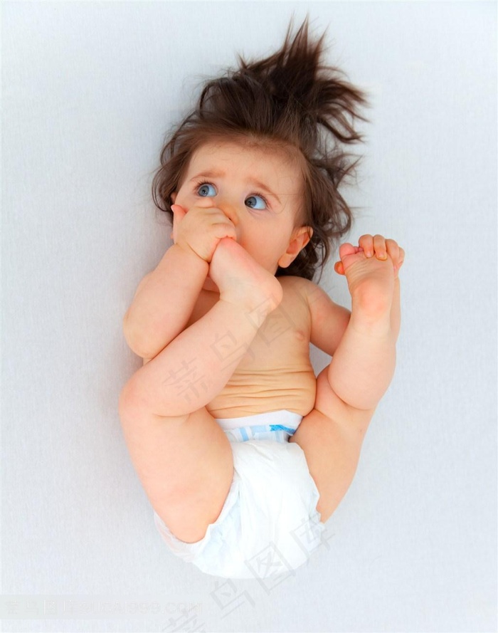 把脚放在嘴上的宝宝图片