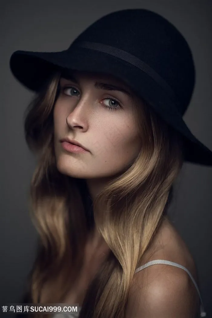 戴黑色帽子的欧美美女图片
