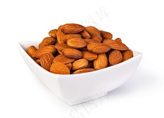 白瓷盘里的巴旦木果仁高清图片