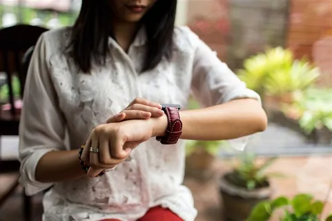 戴着电子手表的手图