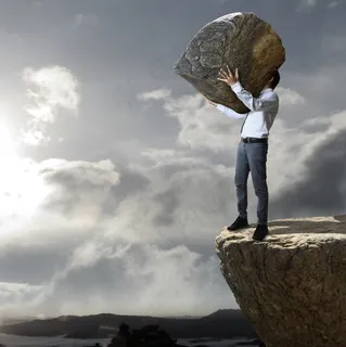 抱着大石头的衬衫男士图片 抱着大石头的衬衫男士图片