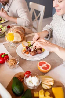 在盘子上切食物的人 在盘子上切食物的人