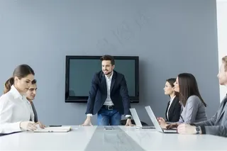 商务会议男士主持高清图片