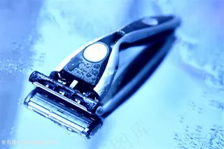 蓝色背景下的剃须刀特写高清图