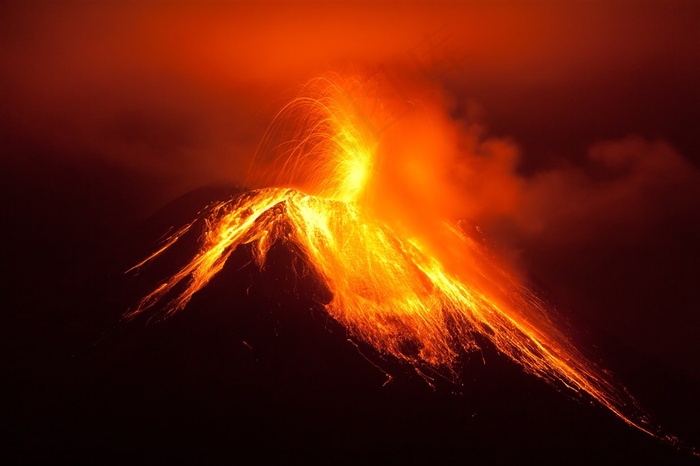 远处火山爆发岩浆流下